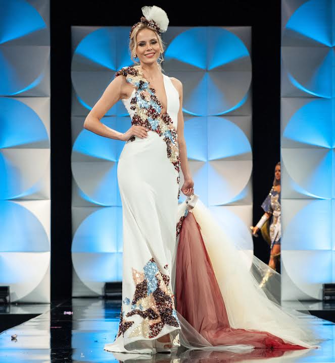 Fashion model,Clothing,Dress,Haute couture,Fashion,Shoulder,Fashion show,Gown,Formal wear,Beauty