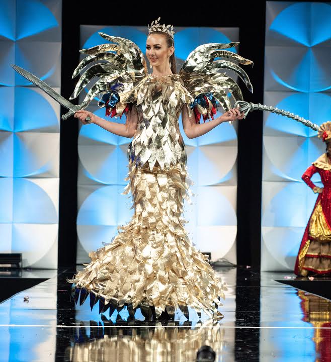 Fashion,Fashion model,Haute couture,Dress,Fashion design,Performance,Fashion show