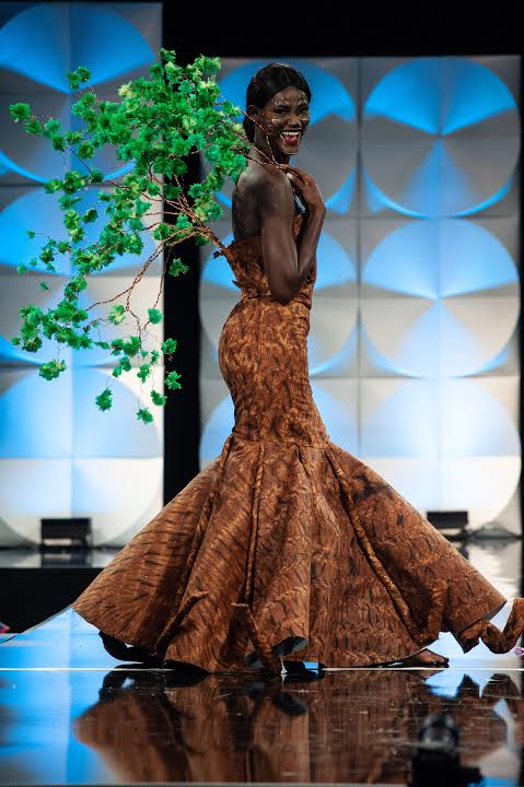 Fashion,Dress,Fashion model,Clothing,Gown,Fashion show,Fashion design,Haute couture,Model,Shoulder