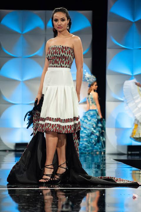 Fashion model,Fashion show,Fashion,Clothing,Dress,Shoulder,Runway,Haute couture,Event,Public event