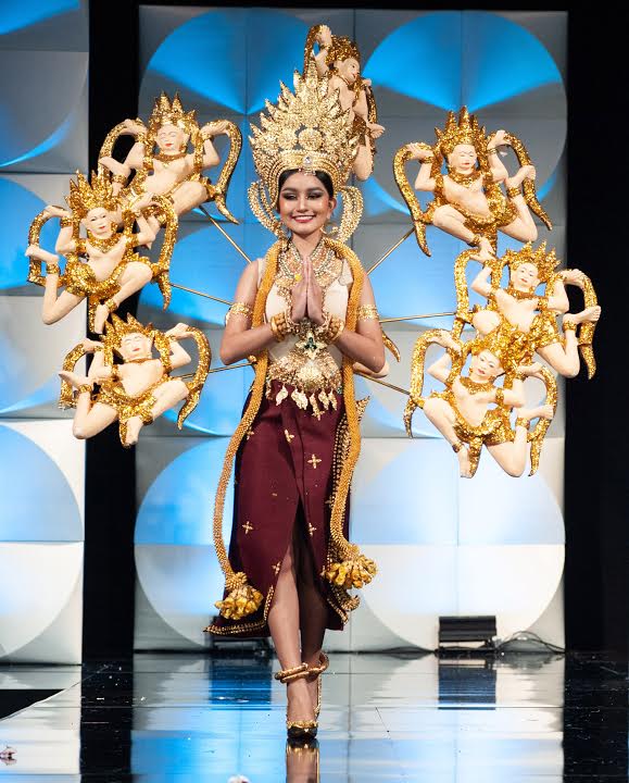 Fashion,Haute couture,Fashion design,Fashion model,Fashion show,Runway