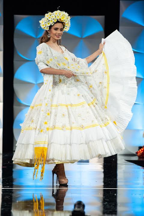 Fashion,Fashion show,Fashion design,Yellow,Performance,Haute couture,Runway,Fashion model,Event,Public event