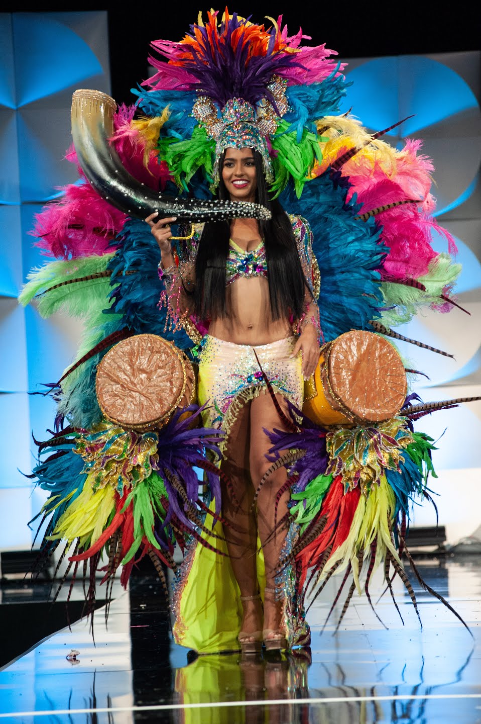 Samba,Feather,Carnival,Dance,Event,Fashion,Performing arts,Festival,Public event,Performance art
